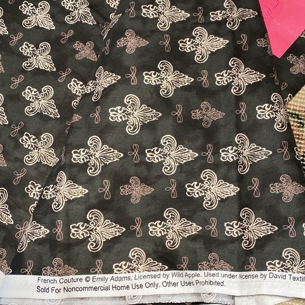 Stunning 💯% cotton French fleur-de-lis, 43+” Salvage to salvage.